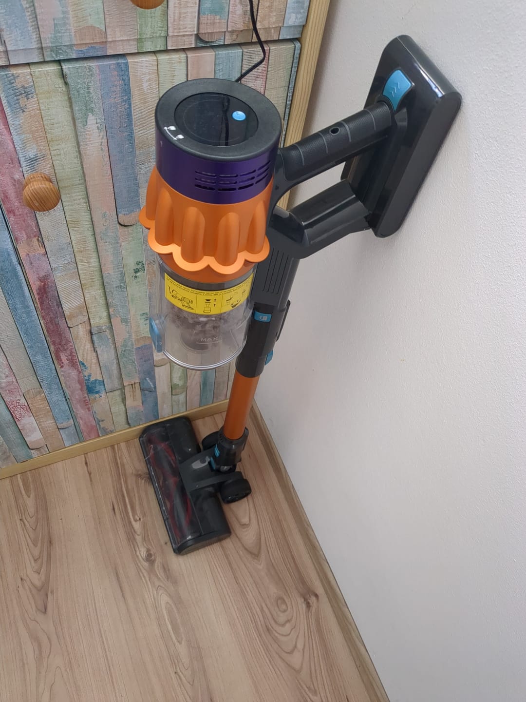 Airvac V18 an der Wandhalterung in einer Wohnungsecke