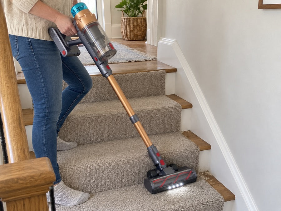 Airvac V18 reinigt Teppichstufen mit Tierhaaren